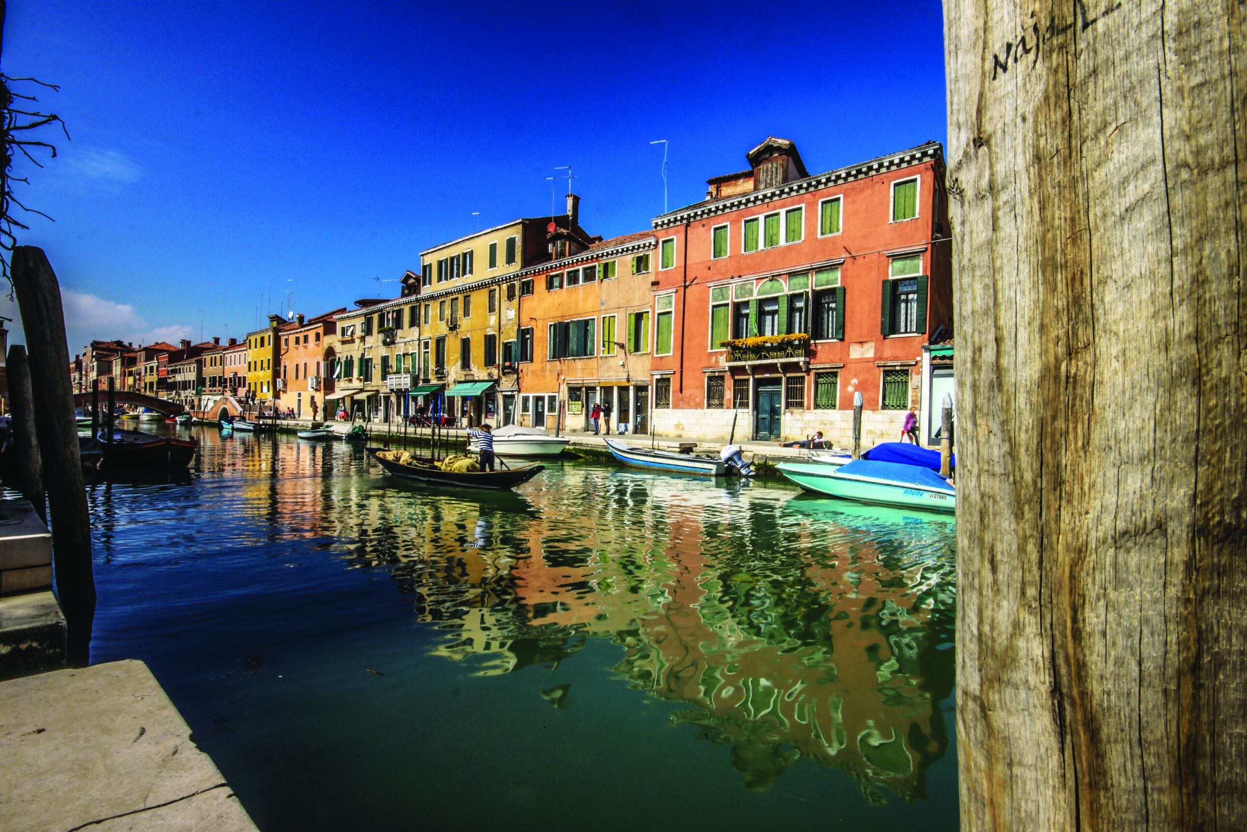 Canale stretto di Venezia con gondola