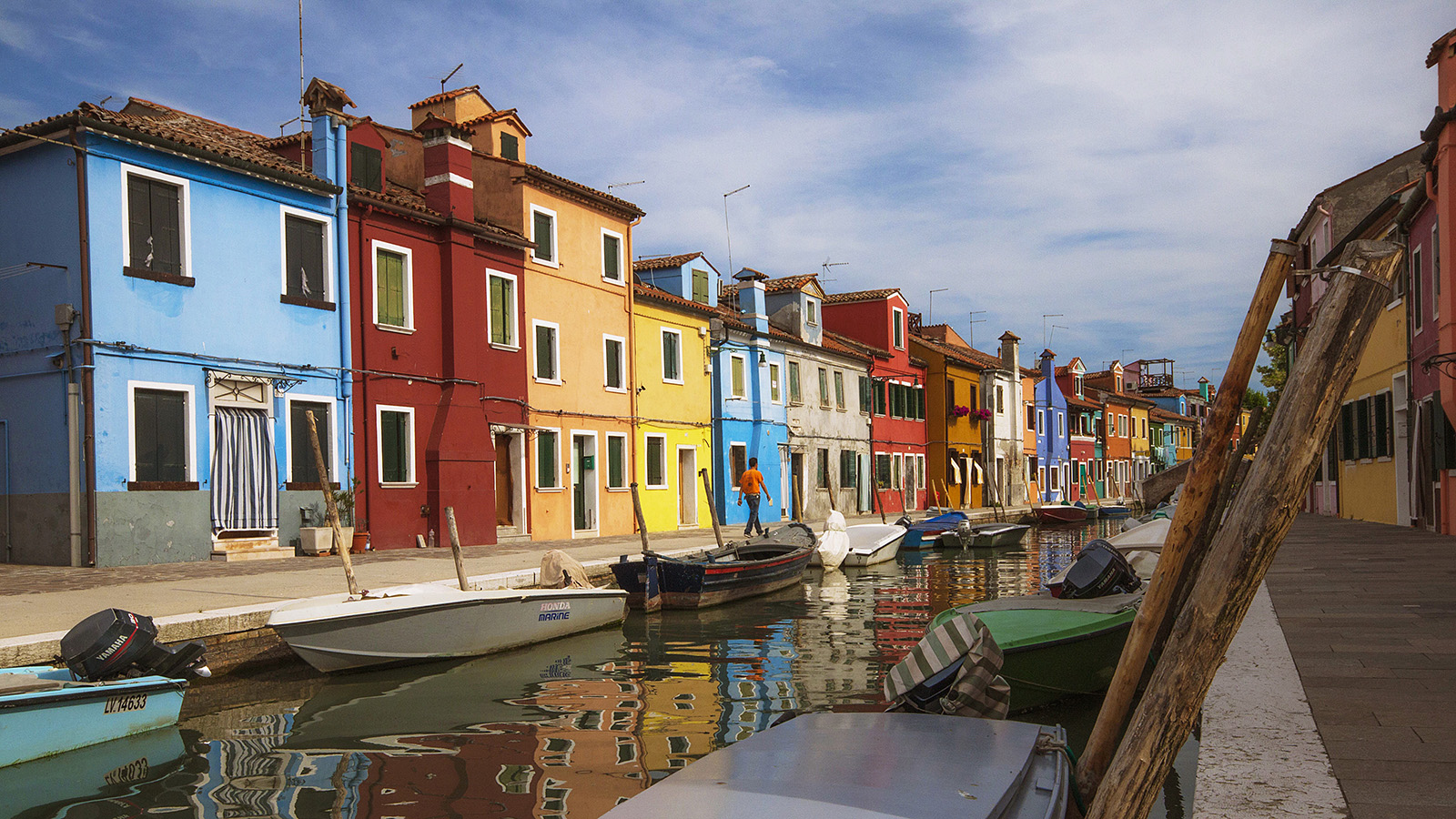 Scorcio di Venezia con canale e barche