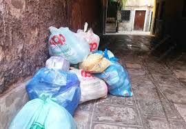 Sacchetto di rifiuti lasciato correttamente